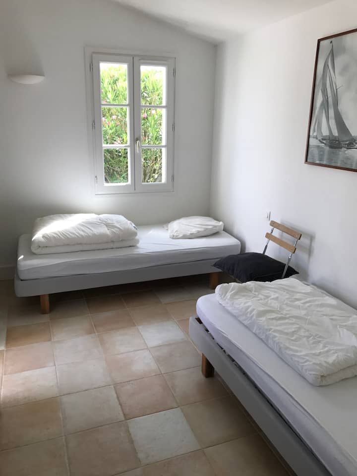 Dormitorio 2 camas con cuarto de baño y aseo