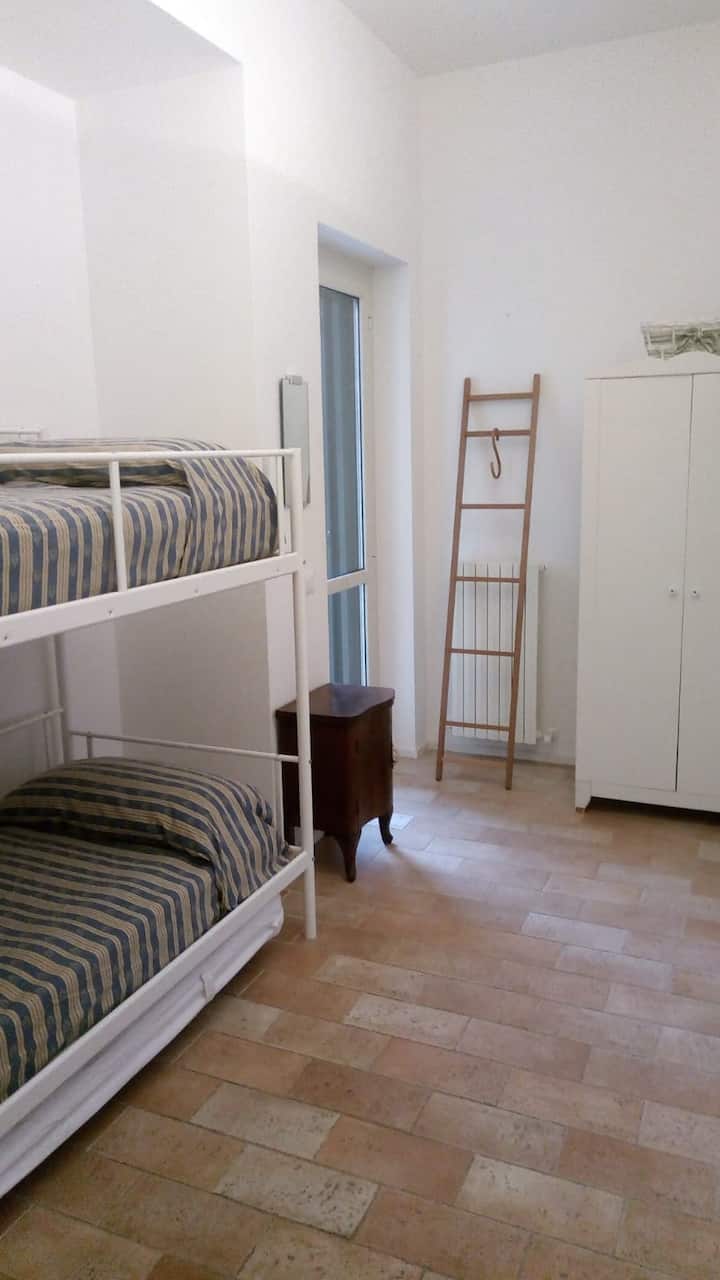 Ნომერი 3 საწოლით (ქვედა ნაწილში მოძრავი საწოლით) 