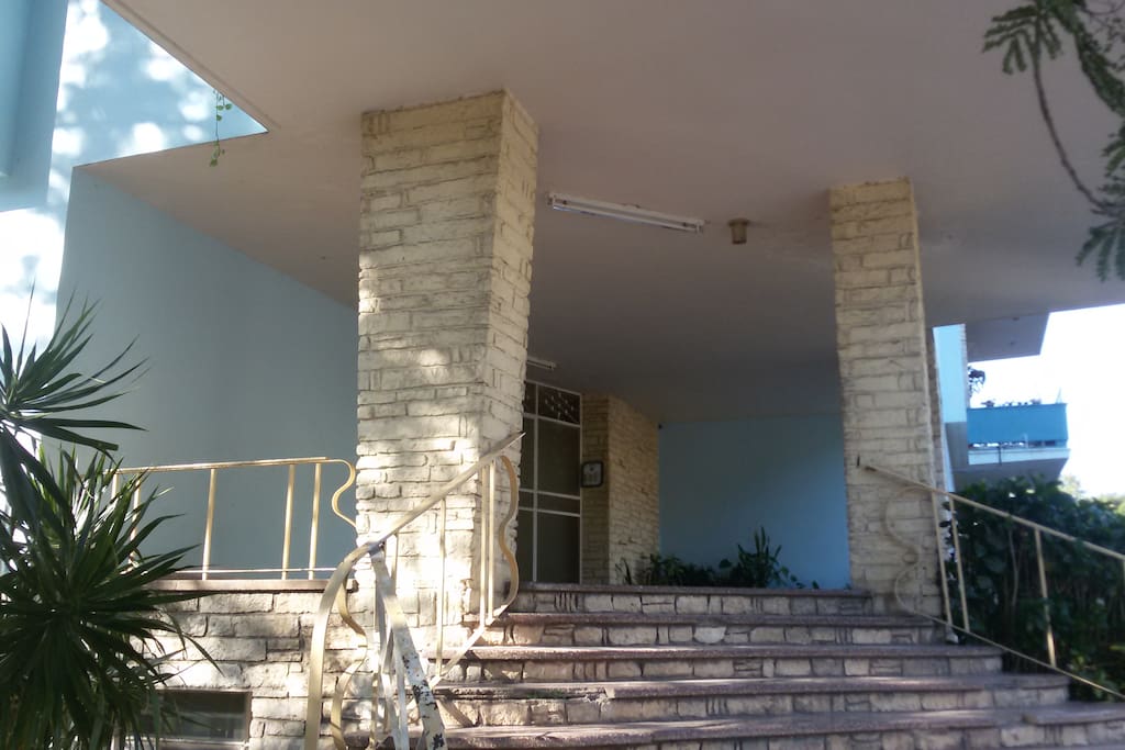 Main entrance/Entrada principal