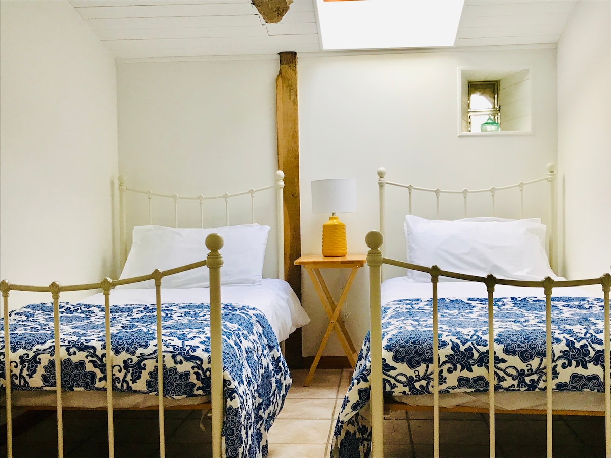 La Blatière, The Stables slaapkamer met twee eenpersoonsbedden 