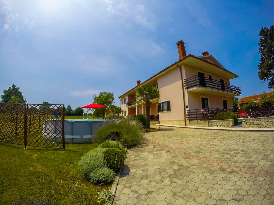 Kuća sa okućnicom