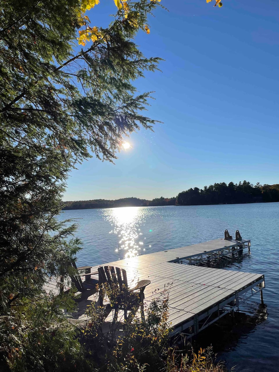 A bright Muskoka cabin with its own dock, Lake of Bays, Ontario, Canada, photo 3 of 10
