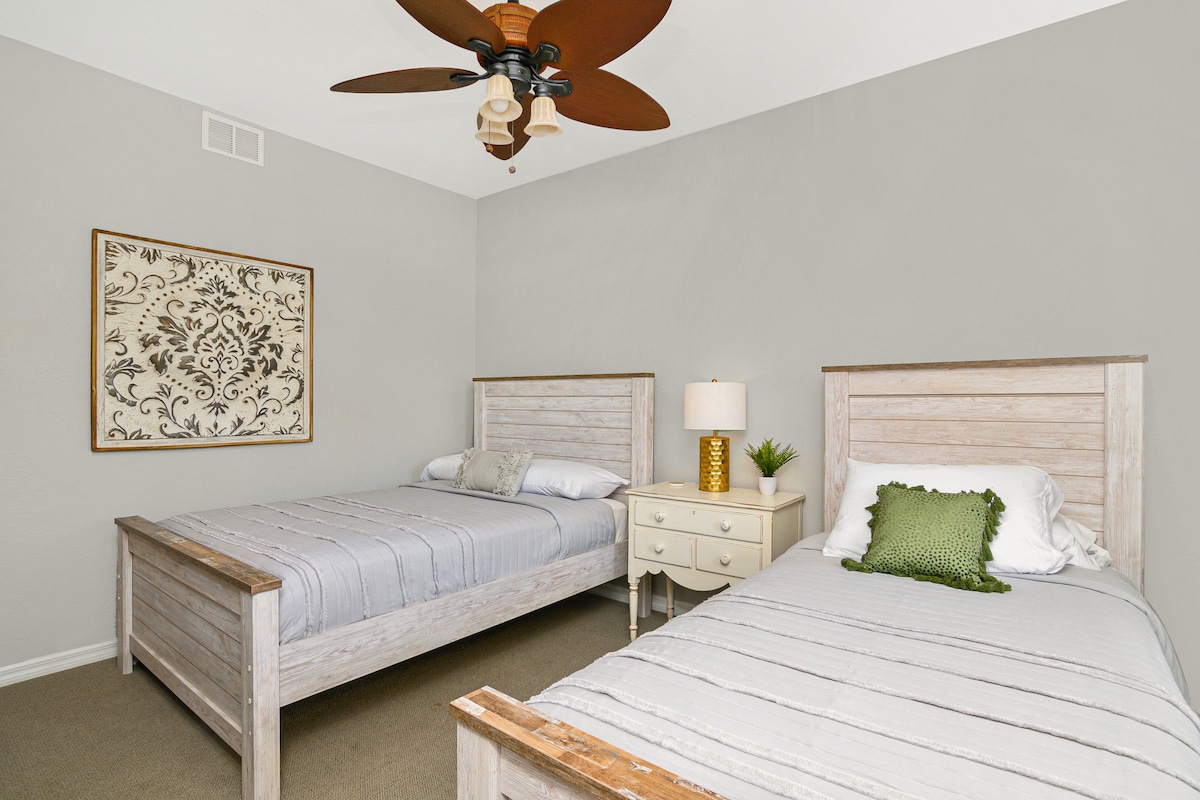 ห้องนอนที่สองเตียงคู่สมาร์ททีวี 32 'หน้าต่างข้างเตียงคู่ตู้เสื้อผ้าและตู้เสื้อผ้า
