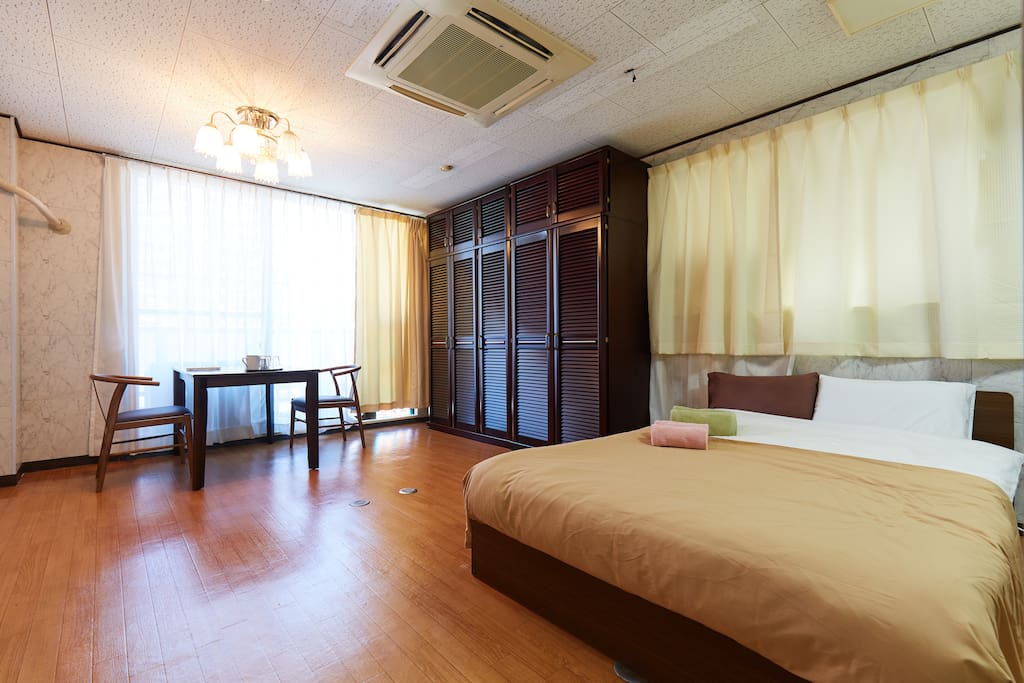 Main Bed Room with a double size bed. 主寝室ダブルサイズベッド