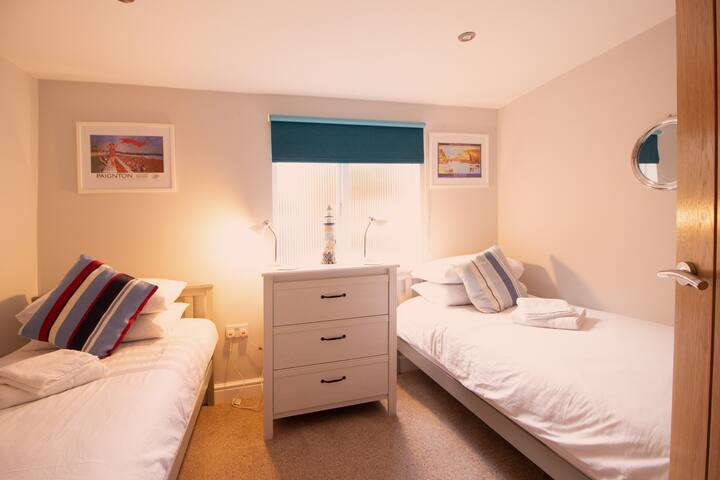 Bilik tidur 2 di tingkat bawah, termasuk 2 katil single dan cadar mewah.