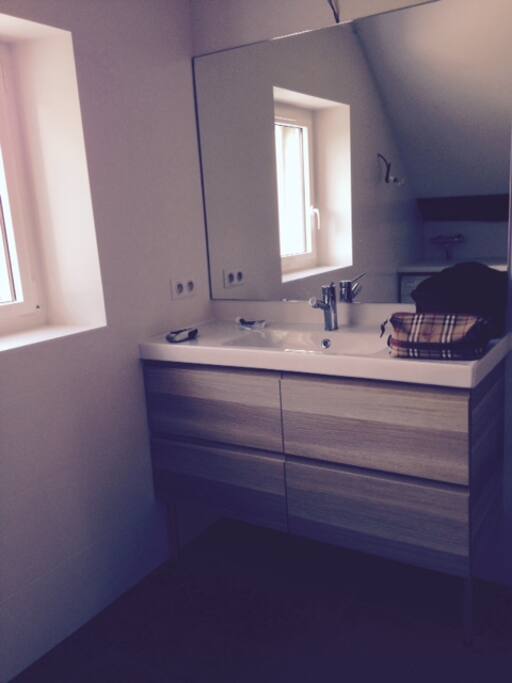 Salle de bain avec vue sur le jardin