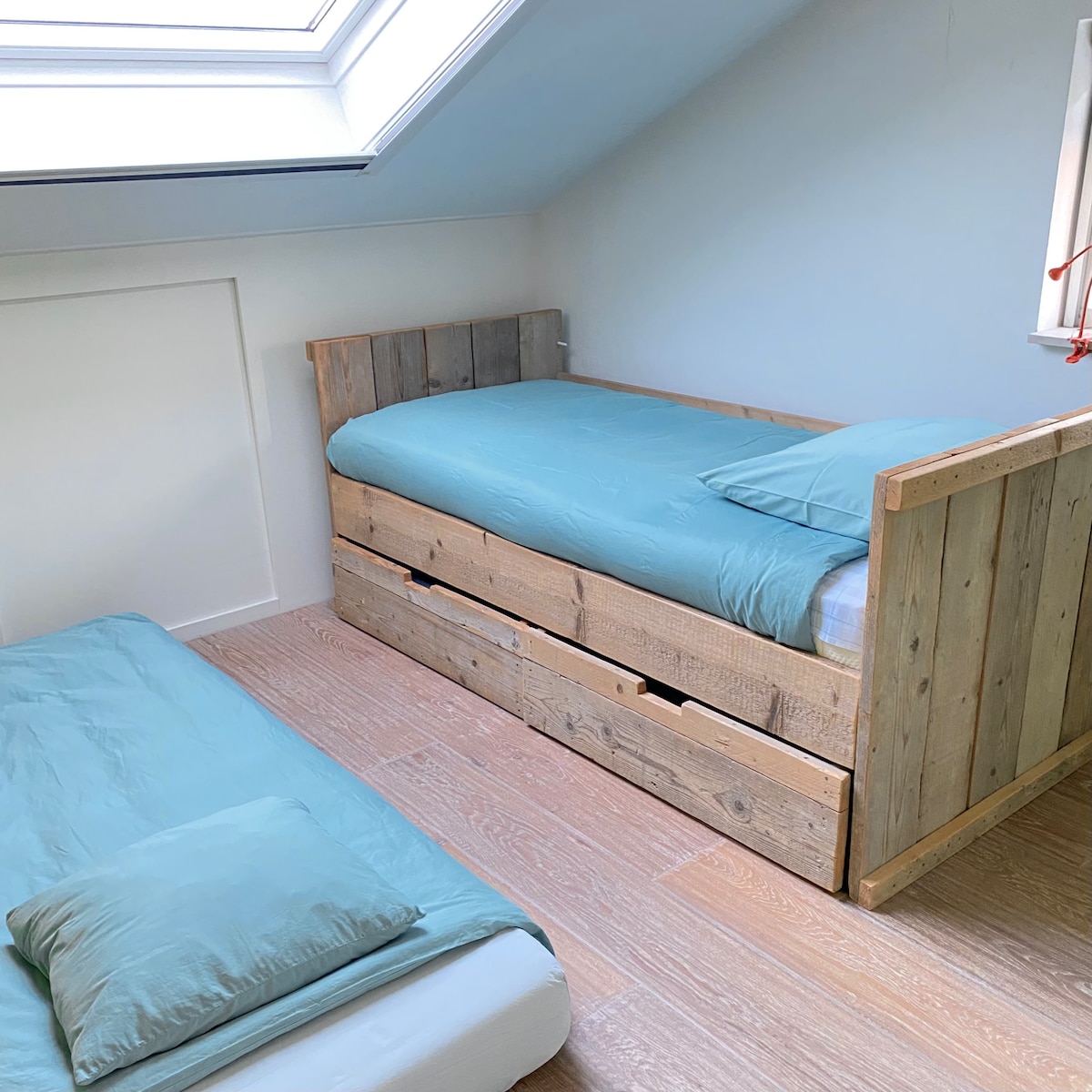 Chumba cha kulala cha 2Kitanda 90 x 200Kodeni la ziada la hiari 90 x 200 Kiyoyozi cha hewa na jotoWindo zilizo na kupatwa kwa jua na wavu wa mbu Nafasi ya kutosha ya kuhifadhi katika droo