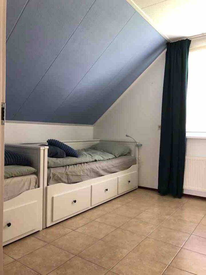 卧室配备2张单人床