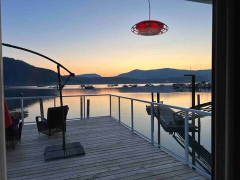Beautiful Waterfront Cottage
on Cowichan Bay!