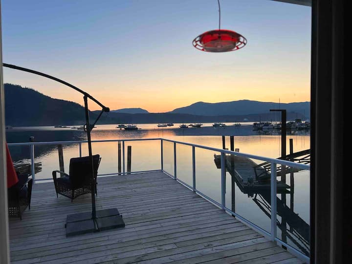 Beautiful Waterfront Cottage
on Cowichan Bay!