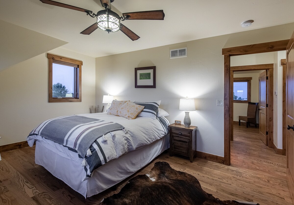 חדר שינה עם נוף להרים