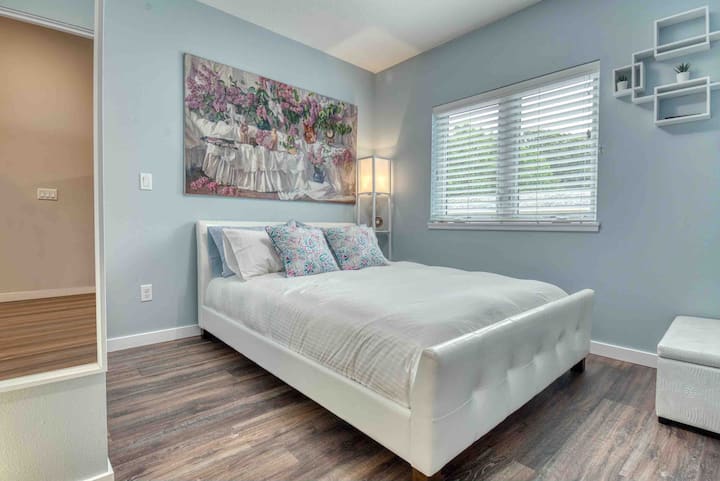 Spavaća soba za goste s bračnim madracem i potpuno organskom posteljinom.
Opremljen je pametnim televizorom od 55 inča (4K)