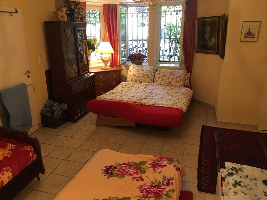The room can be setup for up to 6 people