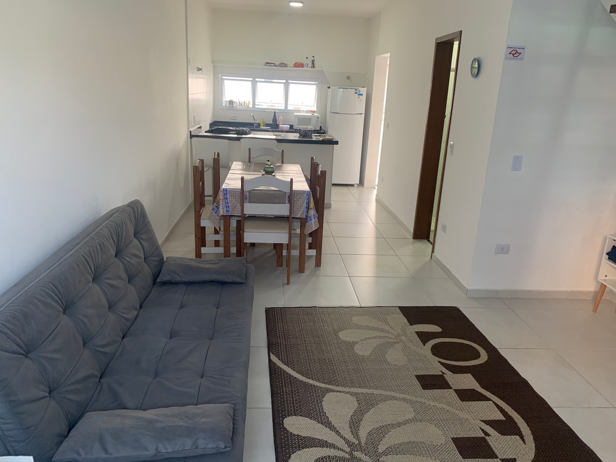 المنزل فسيح ومريح ومتجدد الهواء ويحتوي على الكثير من الإضاءة الطبيعية. يوجد طابقان: في الطابق الأرضي توجد غرف المعيشة والطعام والمطبخ والحمام، وفي الطابق العلوي توجد غرفتا نوم مع حمامات. هل نلتقي بها ؟