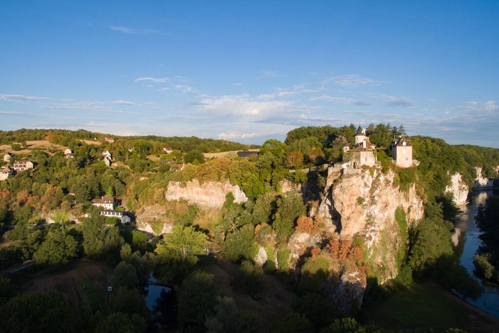Avec vue sur le Château de Belcastel