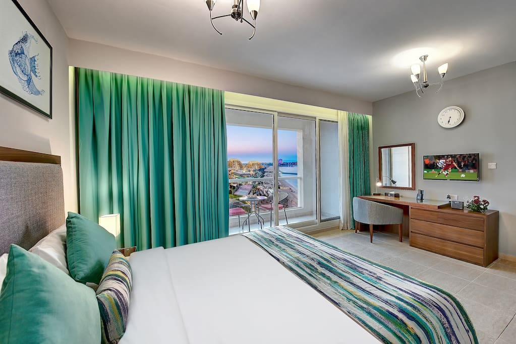 Relaxing king bed