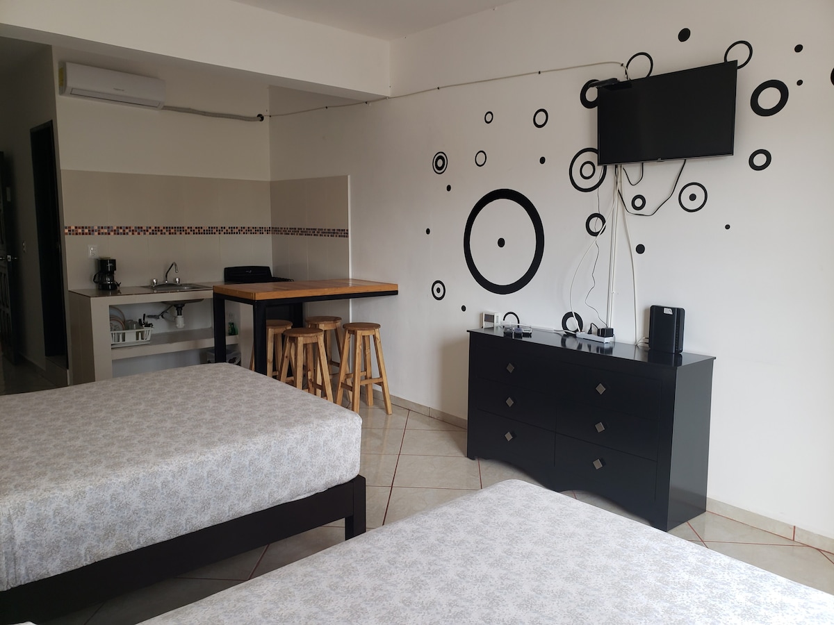 Anuncio de Airbnb popular: One block from the ADO 5th avenue super central 201 en Aviación