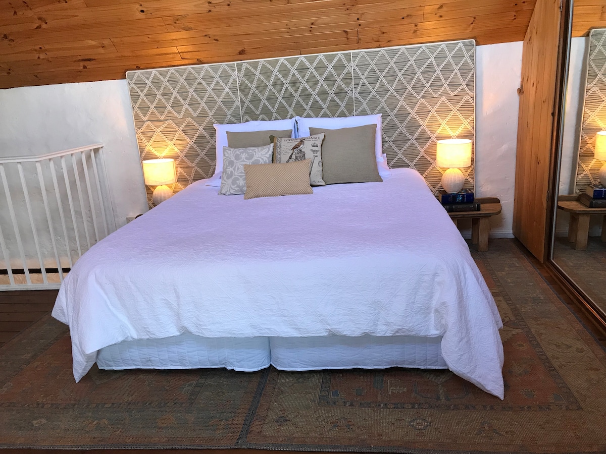 Super comfortabel kingsize bed in de loftslaapkamer 