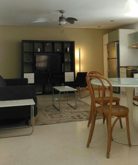 Living room. 32' TV. WiFi. Dining table.