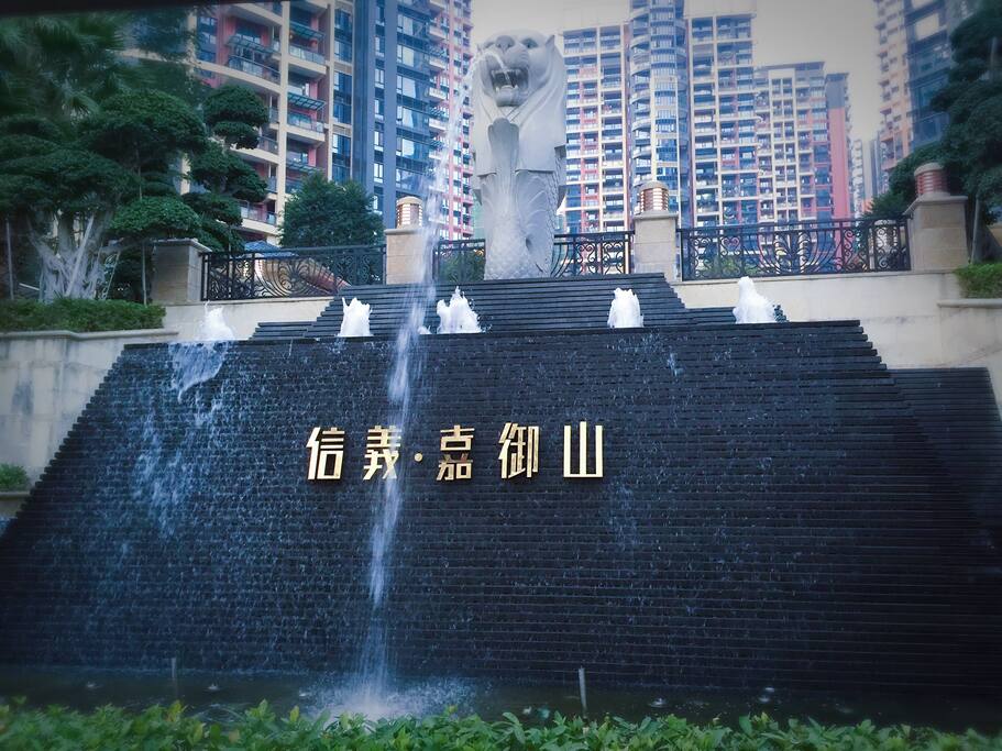 小区正门-门卫严格把守-非常安全