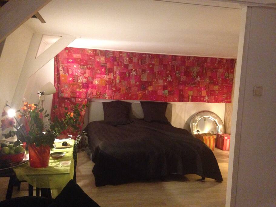 Kingsize tweepersoons bed , eventueel kan het uit elkaar omdat het bed twee matrassen heeft