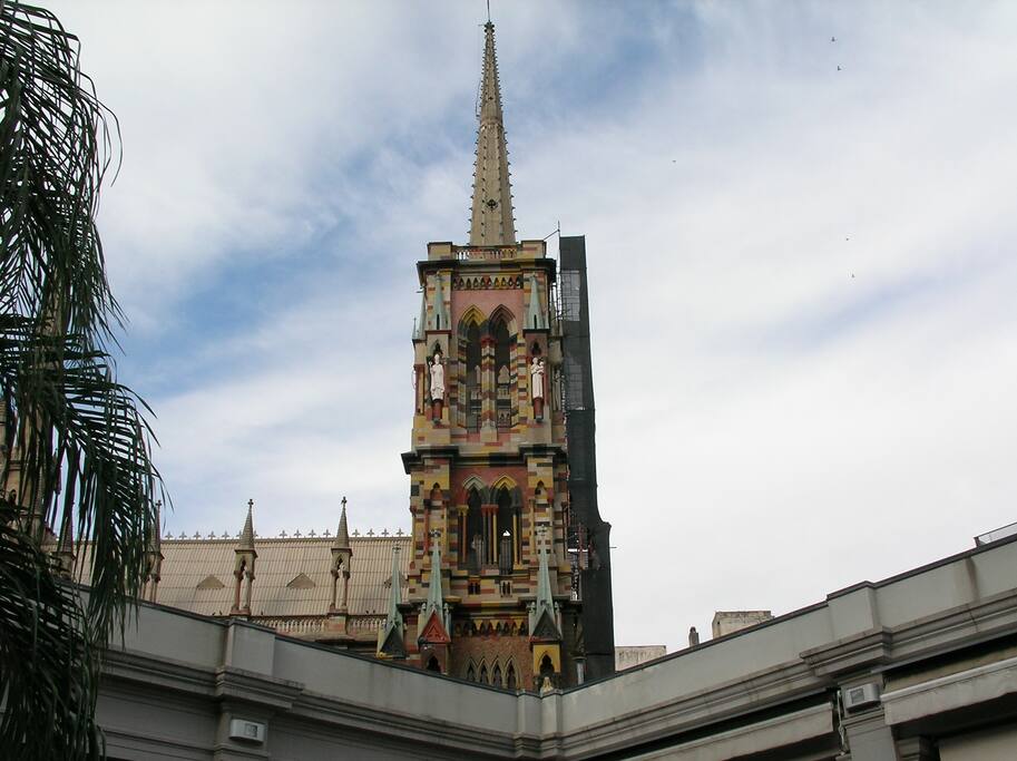 La iglesia de los capuccinos, iglesia gótica icónica en este barrio. Contrasta con lo moderno del Paseo del Buen Pastor. Todo a tan sólo 2 cuadras.