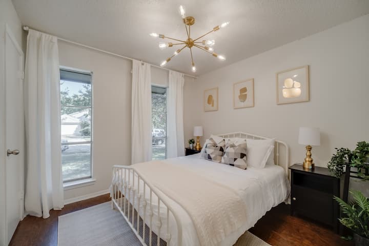 Chambre avec un lit queen size, parfaite pour une nuit de sommeil réparatrice