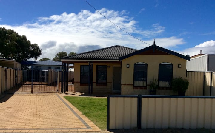 Jurien Bay Beach Home with free wifi and linen