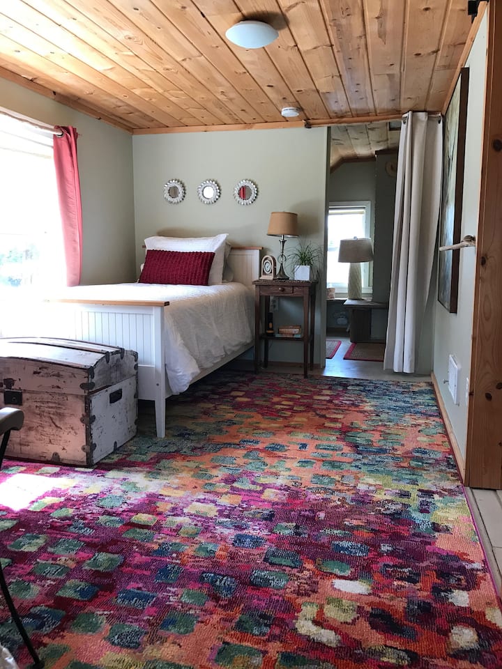 Една од двете спални соби на горниот кат