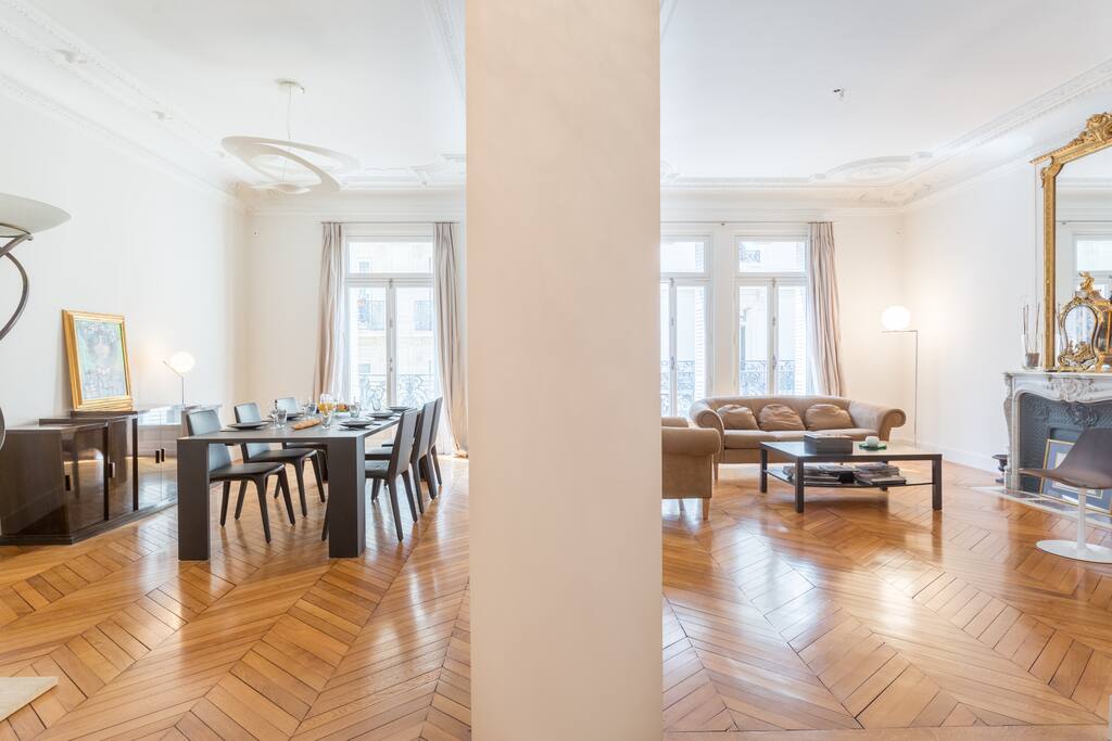 The spacious double living room with a wonderful ceiling height