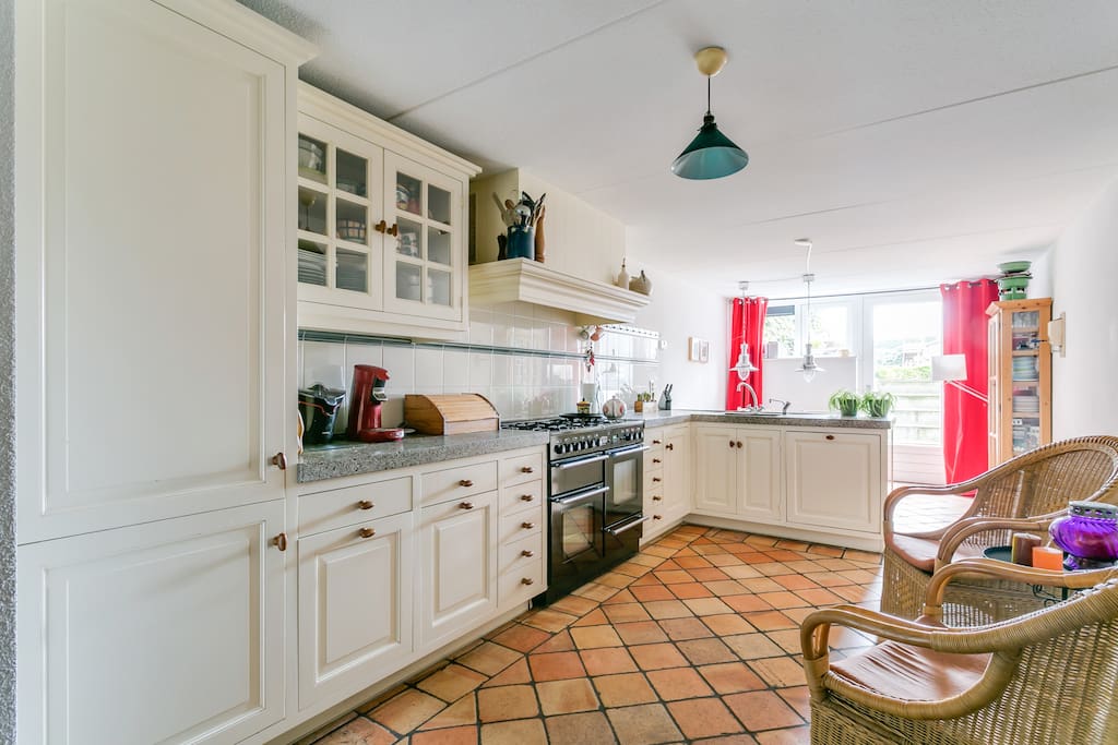 Grote woonkeuken met eettafel