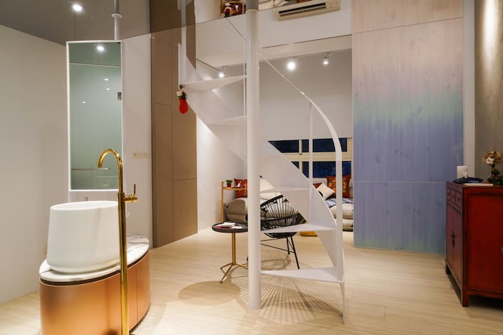 Modern Loft 2 min walk to MRT 現代風小套房(捷運中山站步行2分鐘)