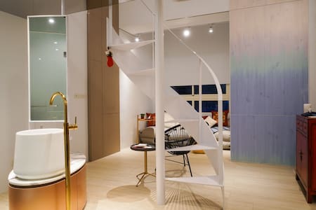Modern Loft 2 min walk to MRT 現代風小套房(捷運中山站步行2分鐘)