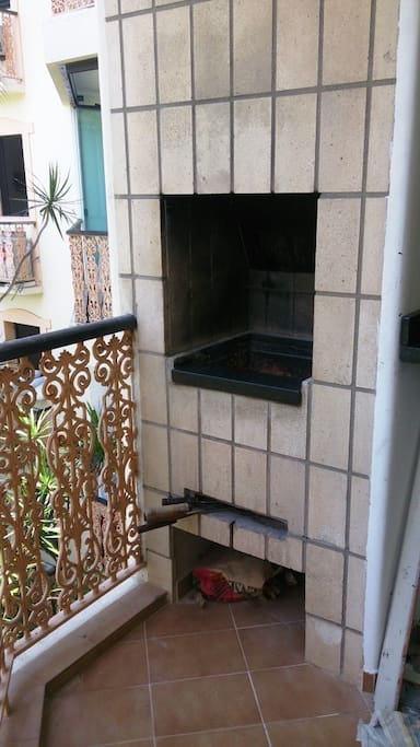 Churrasqueira na varanda.