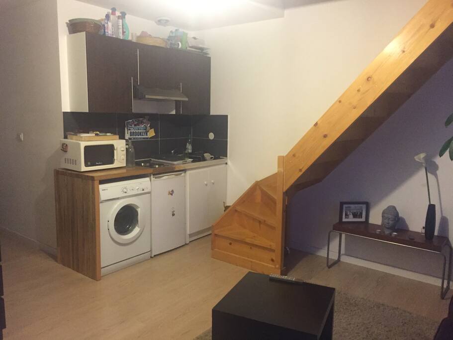 Coin kitchen avec évier simple 2 plaques 1 hotte un mini frigo et rangements