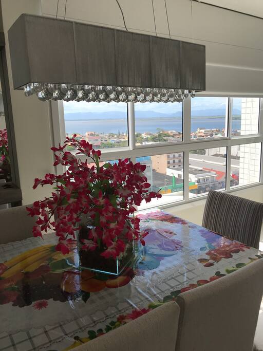 Sala de jantar com vista para a lagoa