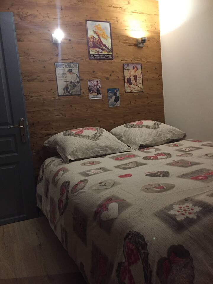 חדר שינה עם קומה כפולה