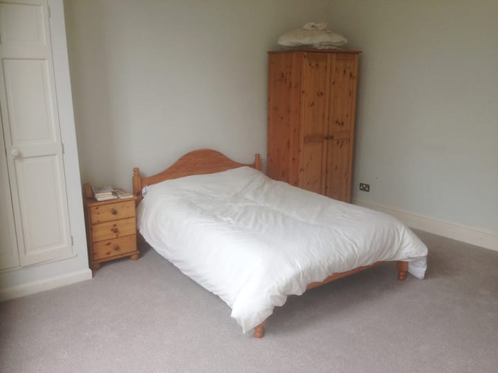 Priestranná spálňa s manželskou posteľou