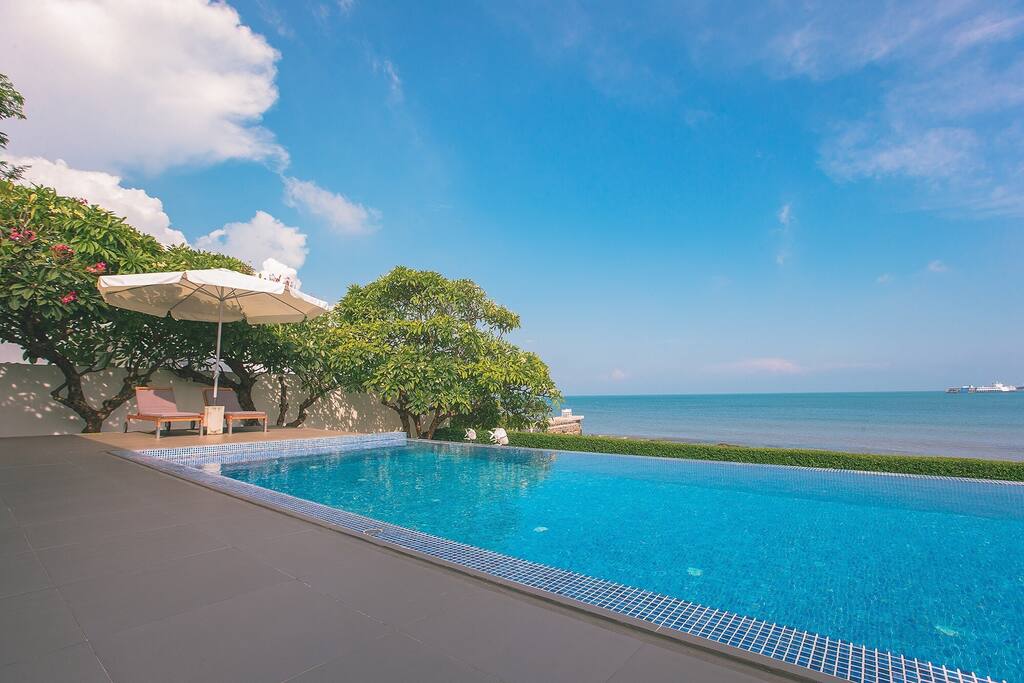 From the terrace infinity salted pool and open sea.