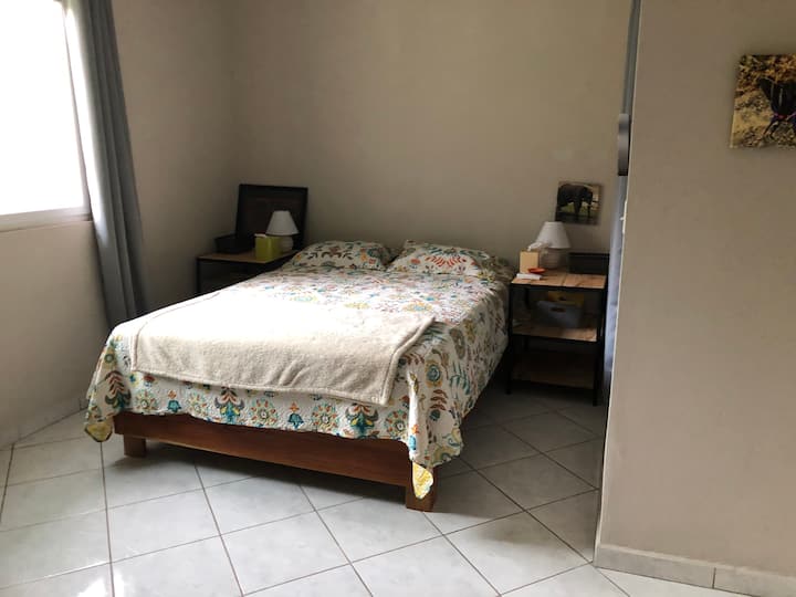 בחדר השינה השלישי יש ארון, כיסא נוח, שידה עם שלוש מגירות וטלוויזיה עם Amazon Firestick. 