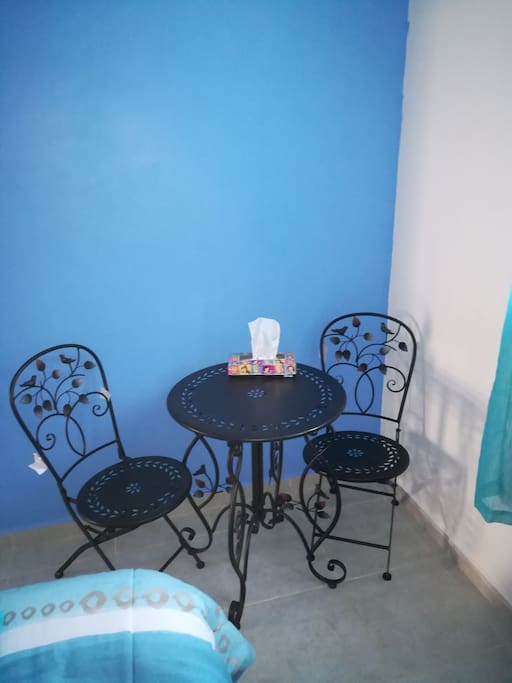 Muebles importados, elaborados en hierro forjado lo que hace la habitación más fresca