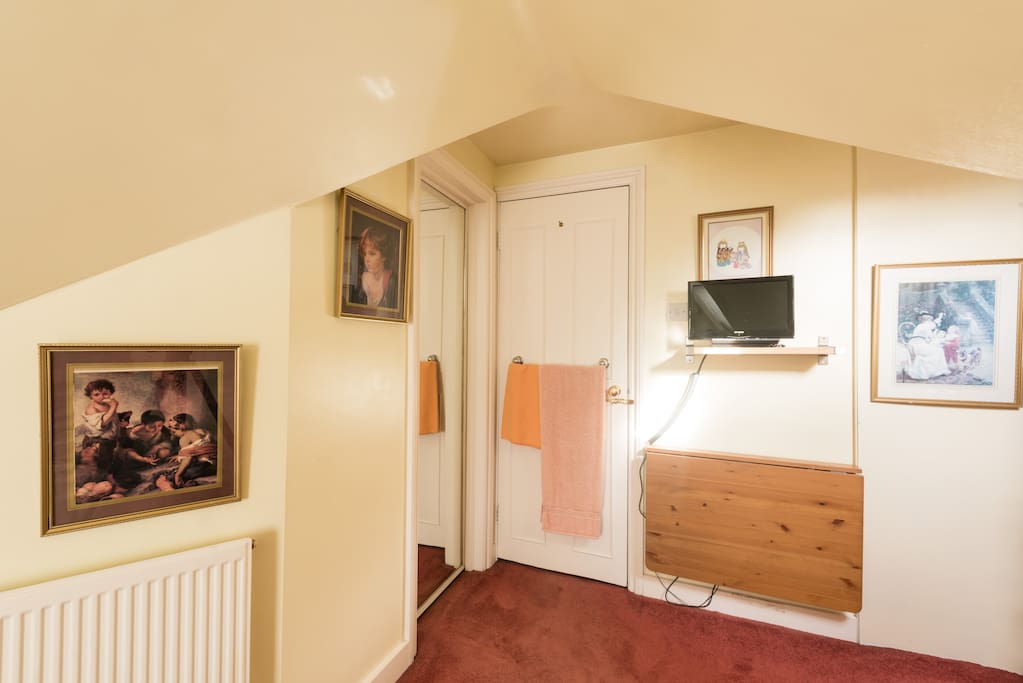 LOVELY LOFT ROOM