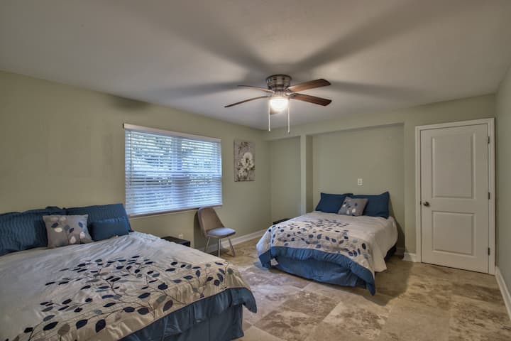 חדר שינה בגודל מלא.