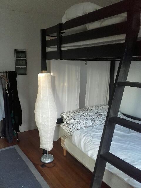 2号卧室配有双人阁楼床，楼上配有被子和枕头，楼下120厘米的单人床，配有被子和枕头 