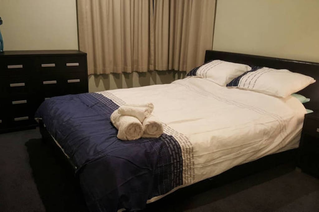 2nd bedroom: queen bed with all necessities