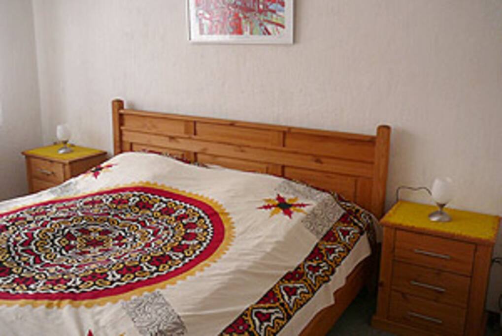 das Bett im Schlafzimmer