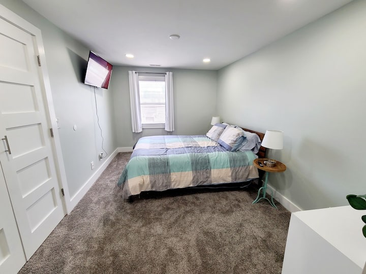 ห้องนอน 1: เตียงควีนไซส์พร้อมสมาร์ททีวีและเคเบิลทีวีมาตรฐานม่านทึบแสงสำหรับนอน