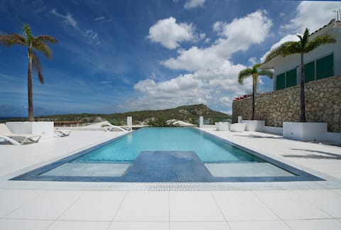 Modern 2 Bedrm Apt overlooking Piscadera Bay
