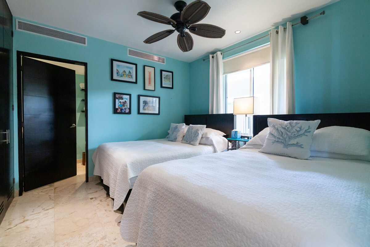 Гостинска спална соба со 1 брачен кревет (широк 150-179 см) и 1 кревет во целосна големина