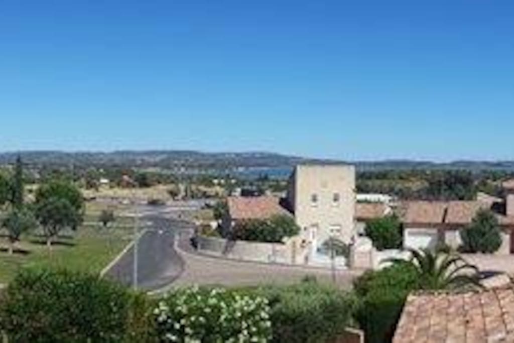 vue panoramique du toit terrasse
sur l'étang de bages